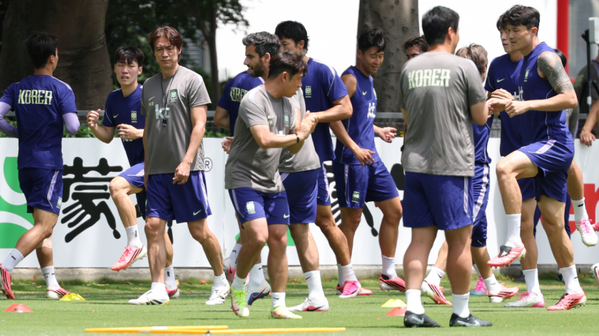 대한민국 축구 국가대표팀이 2026 북중미월드컵 조별리그 A조 2차전을 앞두고 15일 멕시코 과달라하라 치바스 베르데 바예에서 훈련을 진행했다. 홍명보 감독이 상념에 잠긴 채 선수들의 훈련을 지켜보고 있다. /사진=김진경 대기자