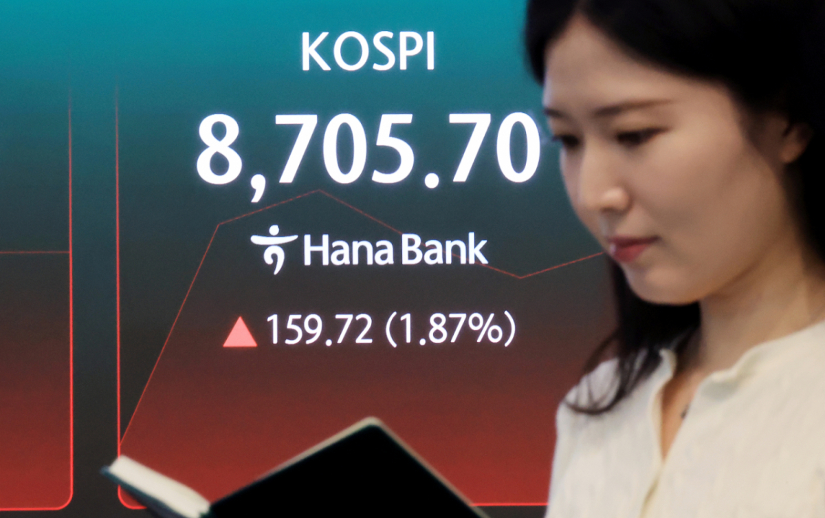 16일 서울 중구 하나은행 본점 딜링룸 전광판./사진=뉴스1