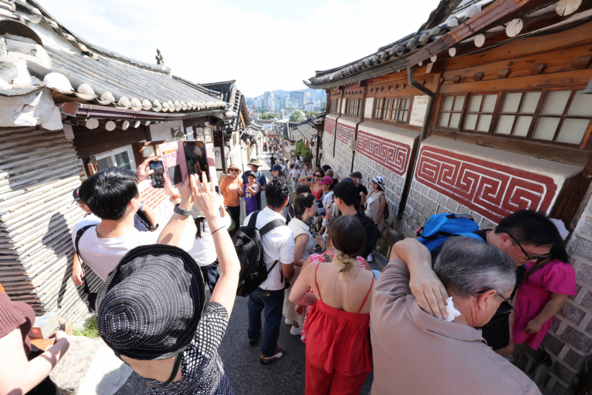 서울 종로구 북촌을 찾은 외국인 관광객들이 한옥마을을 관람하고 있다. /사진=뉴스1