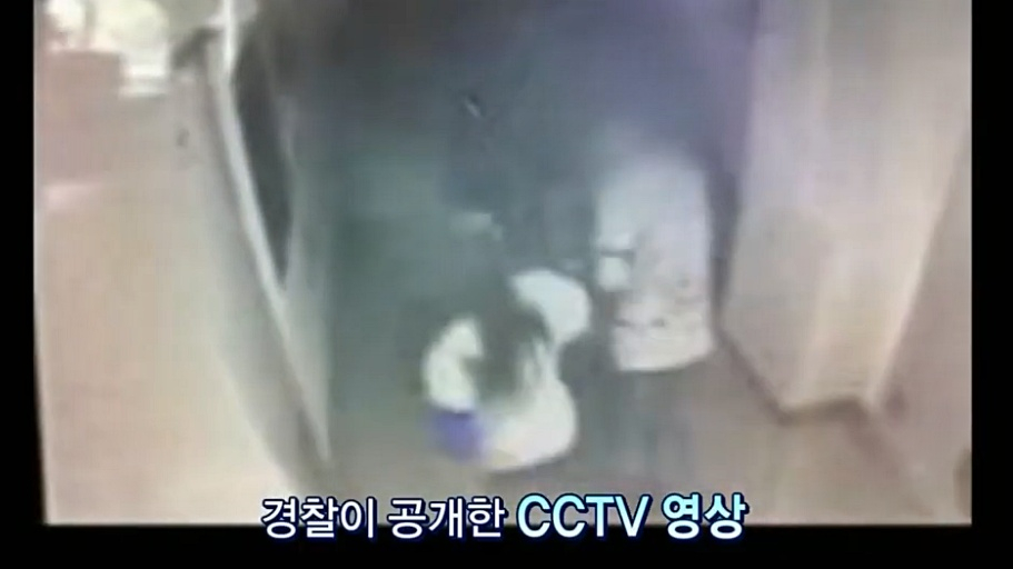 조씨가 2011년 6월 19일 당시 이씨를 끌고 아파트 건물 밖으로 나가던 모습./사진=SBS '좋은아침'