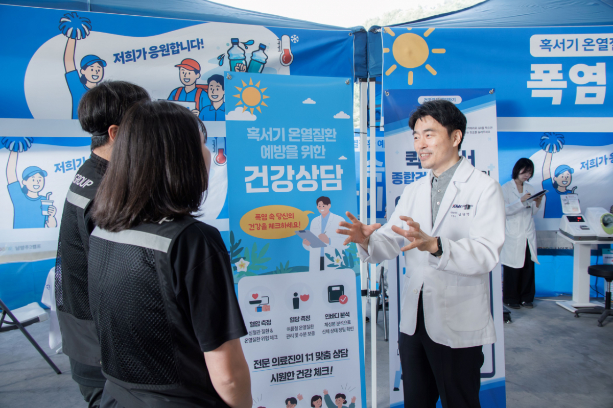 김경연 KMI 직업환경의학센터장이 지난 11일 경기 남양주2 캠프를 방문해 위탁배송업체 소속 배송기사들에게 혹서기 온열질환 예방을 위한 주의 사항을 설명하고 있다. /사진제공=쿠팡CLS