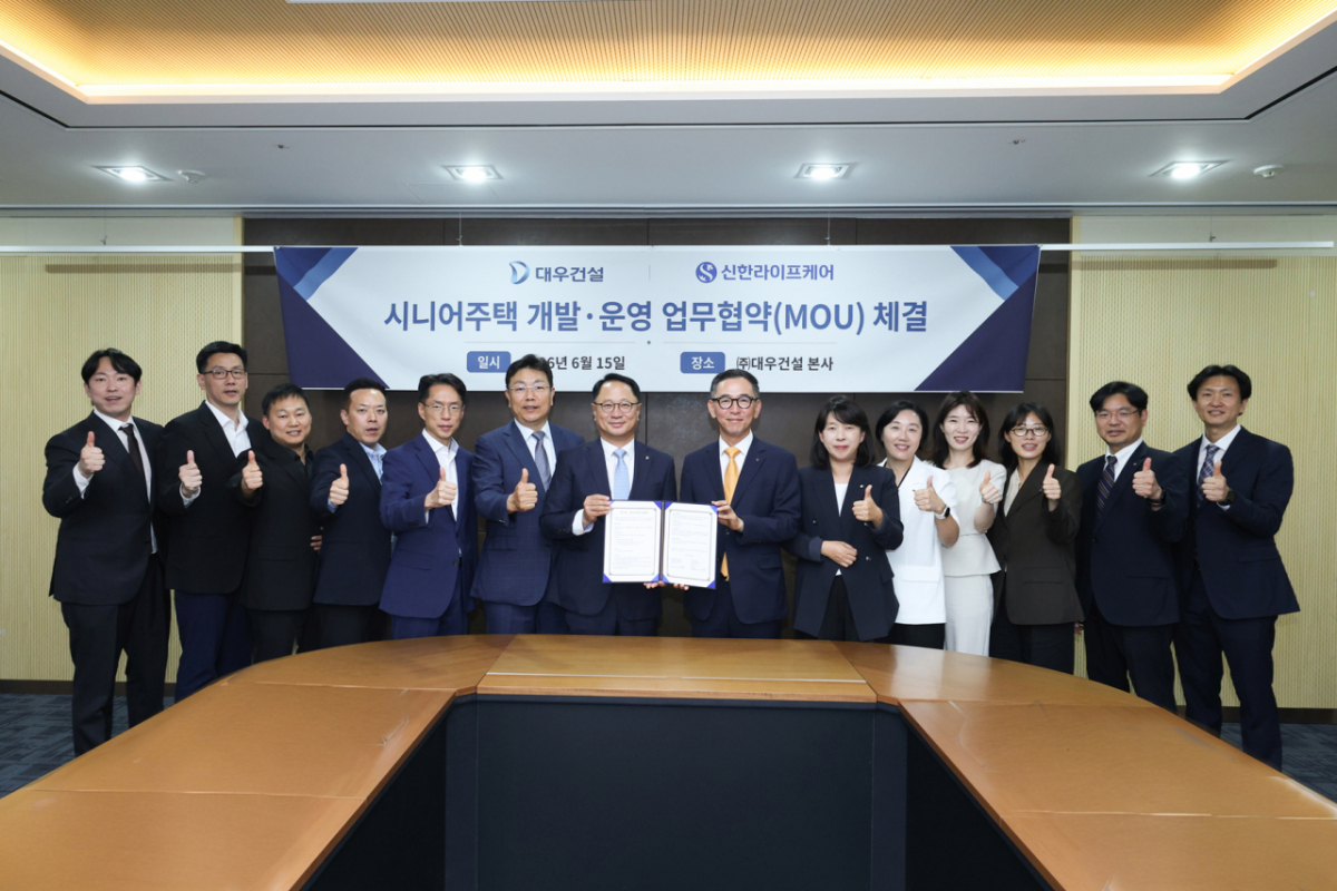 대우건설과 신한라이프케어가 15일 오후 2시 서울시 중구에 위치한 대우건설 본사에서 시니어주택 사업 분야 협력을 위한 업무 협약을 체결하고 있다./사진제공=대우건설