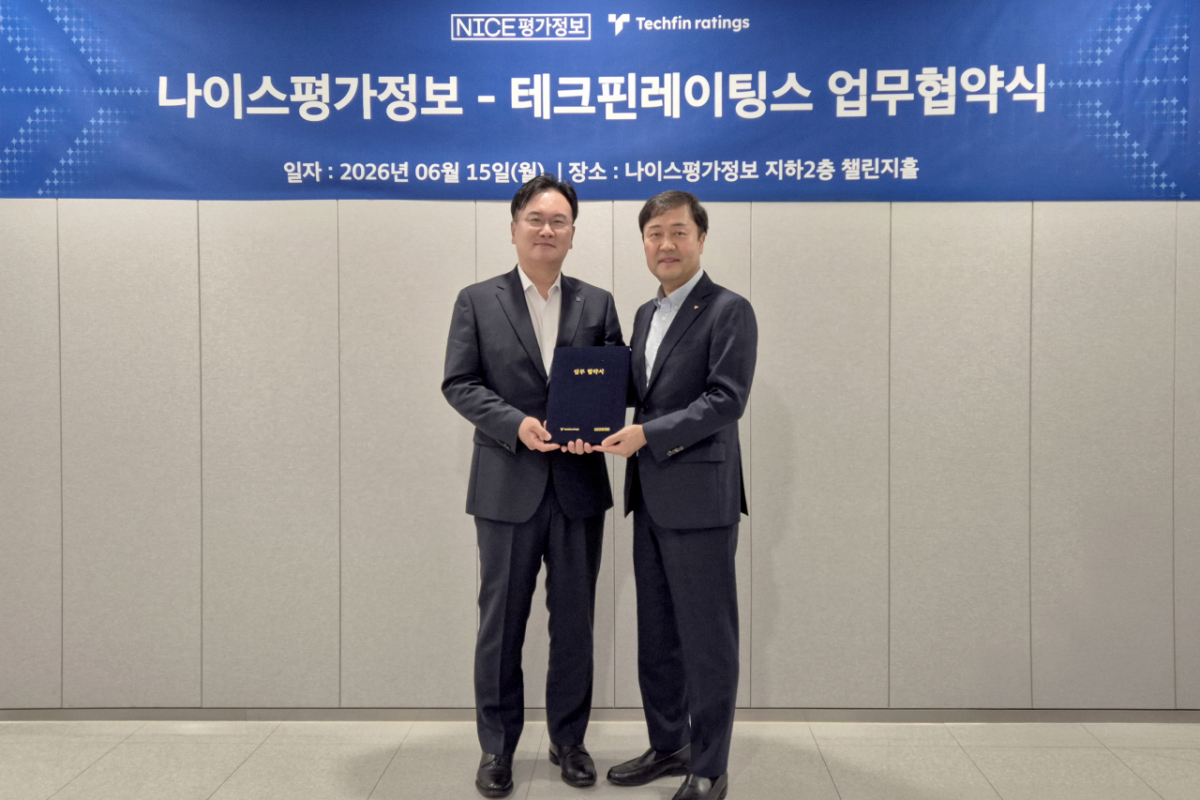 옥형석 테크핀레이팅스 대표(오른쪽)와 김종윤 나이스평가정보 대표가 ‘기업신용정보 활용 고도화 및 기업금융 서비스 발전을 위한 업무협약'(MOU)을 체결하고 기념촬영을 하고 있다. /사진=더존비즈온