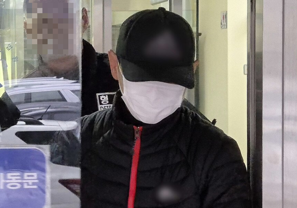 자고 있는 태국인 아내 얼굴에 끓는 물을 부어 화상을 입힌 혐의를 받는 40대 남성 A씨가 지난해 12월 16일 경기도 의정부지법에서 구속 전 피의자 심문(영장실질심사)을 마치고 나서고 있다/사진=뉴스1