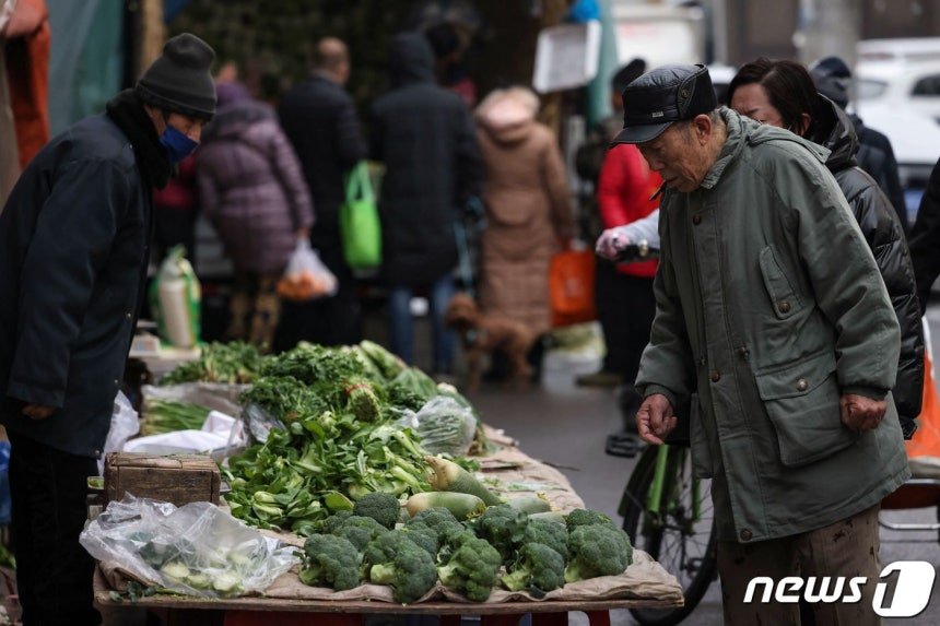 중국 랴오닝성의 한 시장에서 장을 보는 주민들. ⓒ AFP=뉴스1