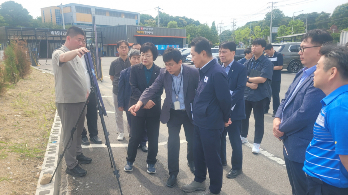 고양특례시 제2부시장이 대광위원장에게 추진현황을 설명하고 있다. /사진제공=고양시