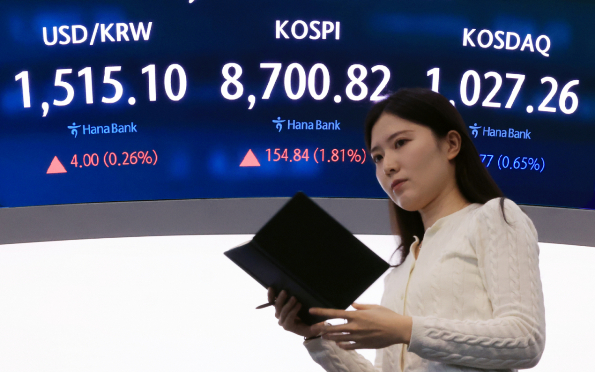 16일 서울 중구 하나은행 본점 딜링룸 전광판./사진=뉴스1