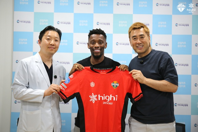 강원FC 제시(가운데)와 김병지 대표 이사. /사진=강원FC 제공