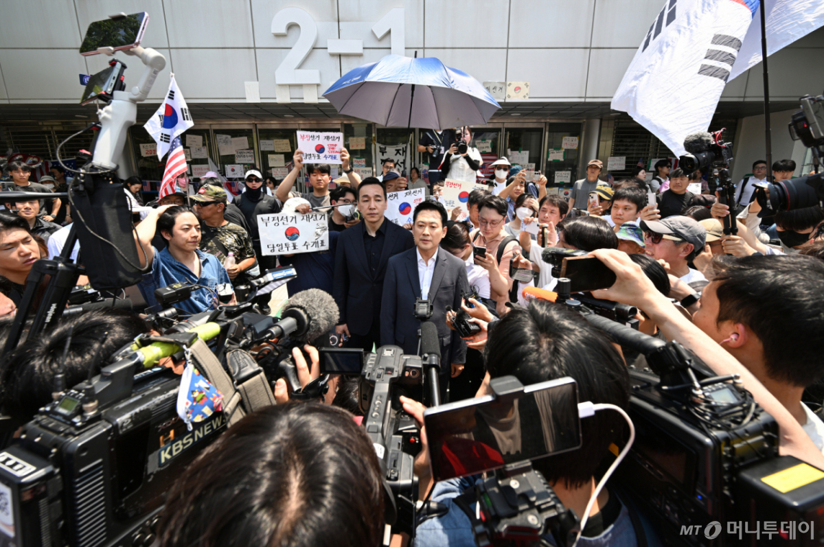 [서울=뉴시스] 고승민 기자 = 장동혁 국민의힘 대표가 16일 6·3 지방선거 투표용지 부족 사태를 규탄하는 개표소 봉쇄 시위가 이어지고 있는 서울 올림픽공원 핸드볼경기장 앞을 찾아 발언하고 있다. (공동취재) 2026.06.16. photo@newsis.com /사진=고승민