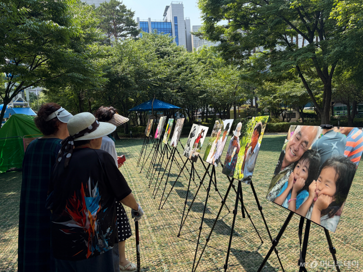 16일 오전 서울 은평구 은평평화공원에서 어르신들이 사진전을 둘러보는 모습. 전시에는 노인들이 직접 촬영하거나 가족·친구와 함께하는 일상을 담은 사진들이 소개됐다./사진=이현수 기자.
