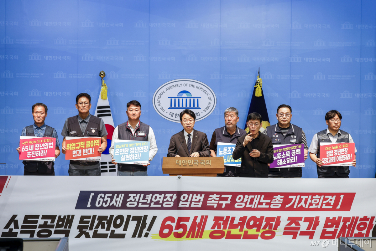 [서울=뉴시스] 정병혁 기자 = 박홍배 더불어민주당 의원이 16일 서울 여의도 국회 소통관에서 열린 65세 정년연장 법 개정 촉구 양대노총 기자회견에서 발언하고 있다. 2026.06.16. jhope@newsis.com /사진=정병혁