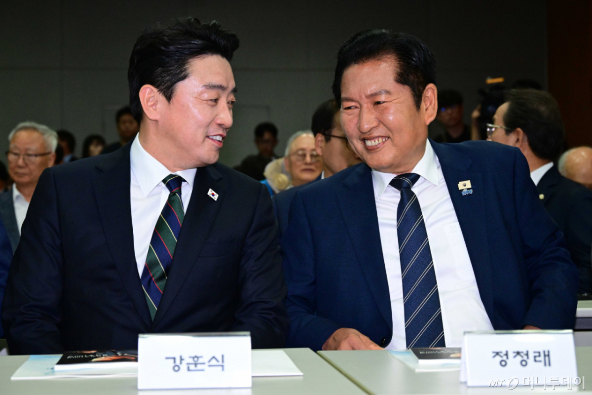 [서울=뉴시스] 김선웅 기자 = 정청래(오른쪽) 더불어민주당 대표와 강훈식 대통령비서실장이 15일 서울 마포구 연세대학교 김대중도서관에서 열린 '6.15 남북정상회담 26주년 기념식 및 특별강연'에 참석해 대화하고 있다. (공동취재) 2026.06.15. photo@newsis.com /사진=