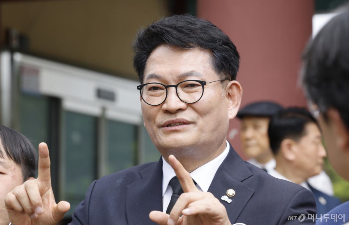 (광주=뉴스1) 김태성 기자 = 송영길 더불어민주당 국회의원이 7일 오전 광주 국립5.18민주묘지를 참배한후 민주의문 앞에서 기자들 질문에 답하고 있다. 2026.6.7/뉴스1  Copyright © 뉴스1. All rights reserved. 무단 전재 및 재배포,  AI학습 이용 금지. /사진=(광주=뉴스1) 김태성 기자