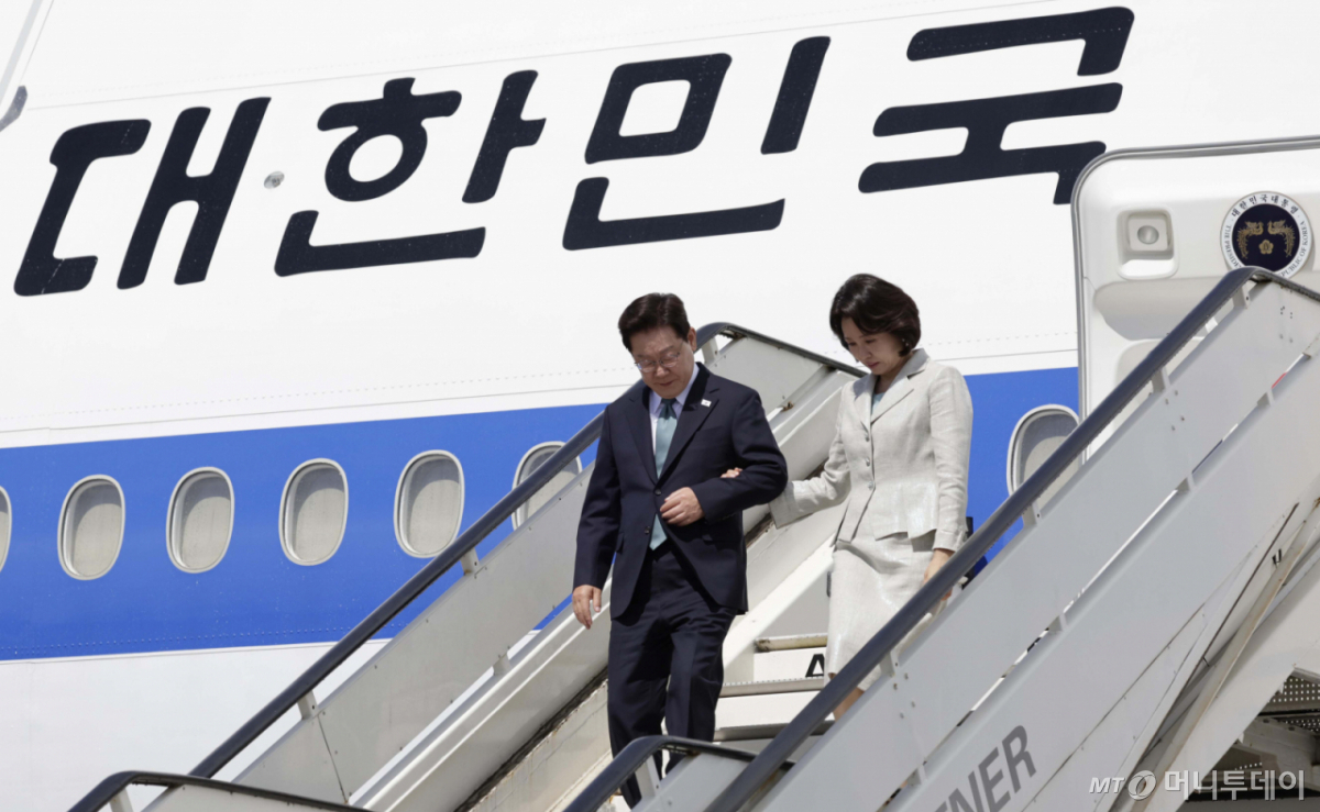 [브뤼셀=뉴시스] 최동준 기자 = G7 정상회의 참석 계기 벨기에를 방문한 이재명 대통령과 김혜경 여사가 9일(현지 시간) 브뤼셀 멜스브룩 군공항에 도착해 공군 1호기에서 내리고 있다. 2026.06.09. photocdj@newsis.com /사진=최동준