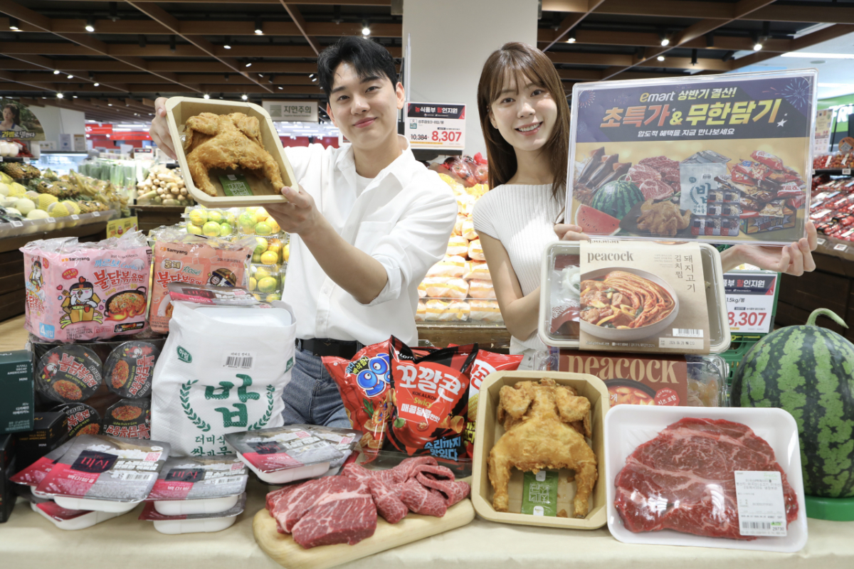 이마트 용산점에서 모델들이 이마트 상반기 결산 할인 상품을 소개하고 있다./사진제공=이마트