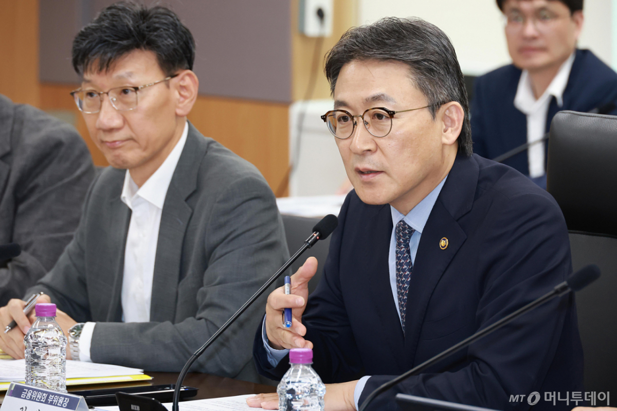 권대영 금융위원회 부위원장(사진 오른쪽) /사진=(서울=뉴스1) 김성진 기자