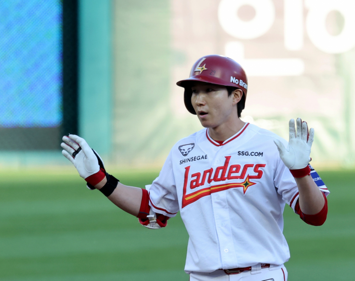 박성한이 5일 인천SSG랜더스필드에서 열린 2026KBO리그 SSG랜더스와 KT위즈 경기 1회말 2루타로 출루하고 있다.. 2026.06.05. /사진=강영조 cameratalks@