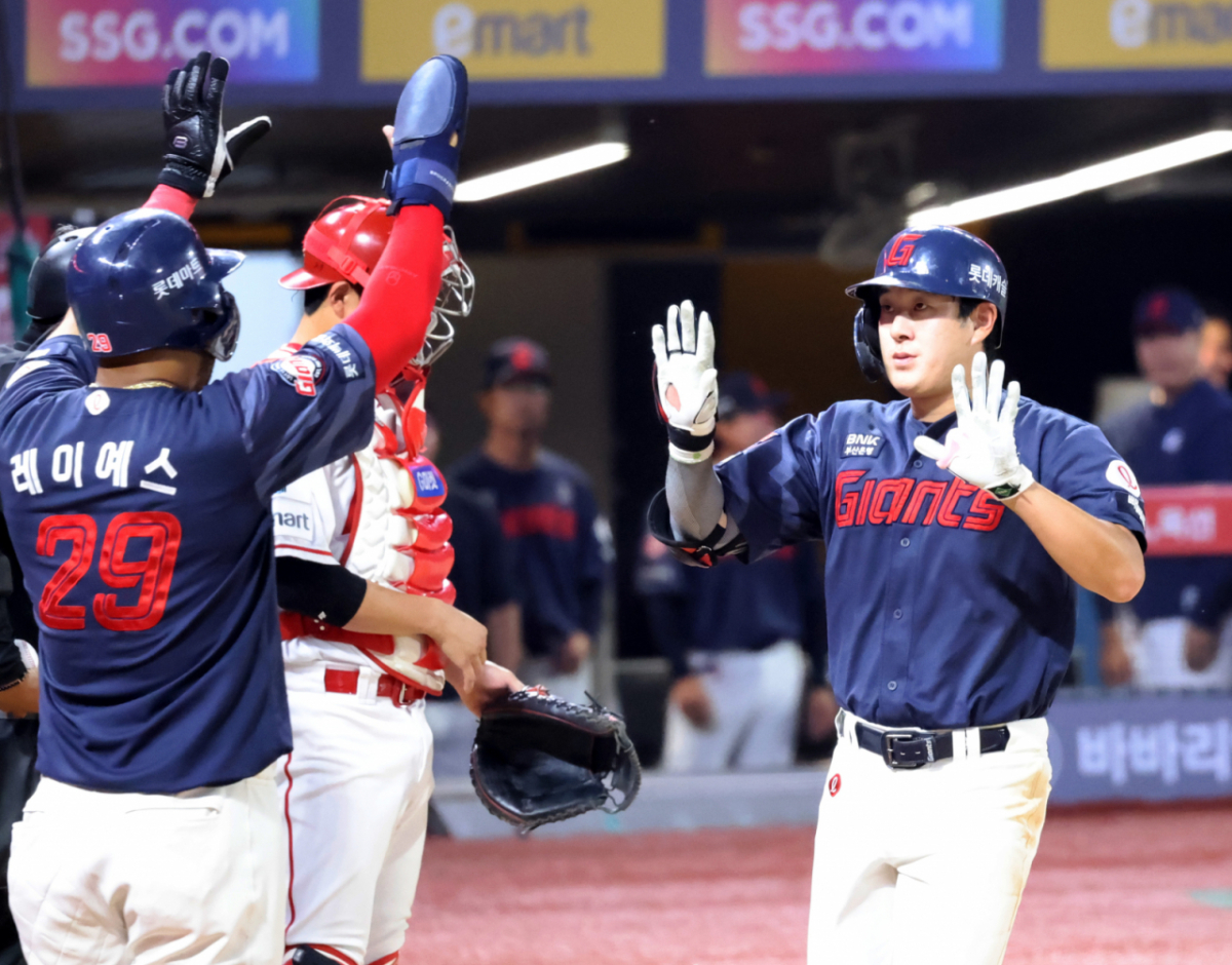 롯데 5번타자 나승엽이 16일 인천SSG랜더스필드에서 열리는 2026KBO리그 SSG랜더스와 롯데자이언츠 경기 회초 투런홈런을 터트린 후 홈인하고 있다. 2026.06.16. /사진=강영조 cameratalks@