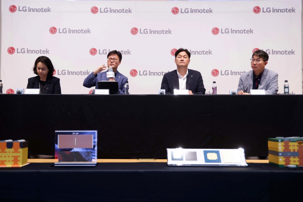 LG이노텍 패키지솔루션사업부 관계자들이 취재진의 질문에 답변하고 있다. 왼쪽부터 황정호 패키지솔루션마케팅담당(상무), 조지태 패키지솔루션사업부장(전무), 명세호 패키지솔루션개발담당(상무), 남상혁 패키지솔루션연구소장(연구위원)./사진 제공=LG이노
