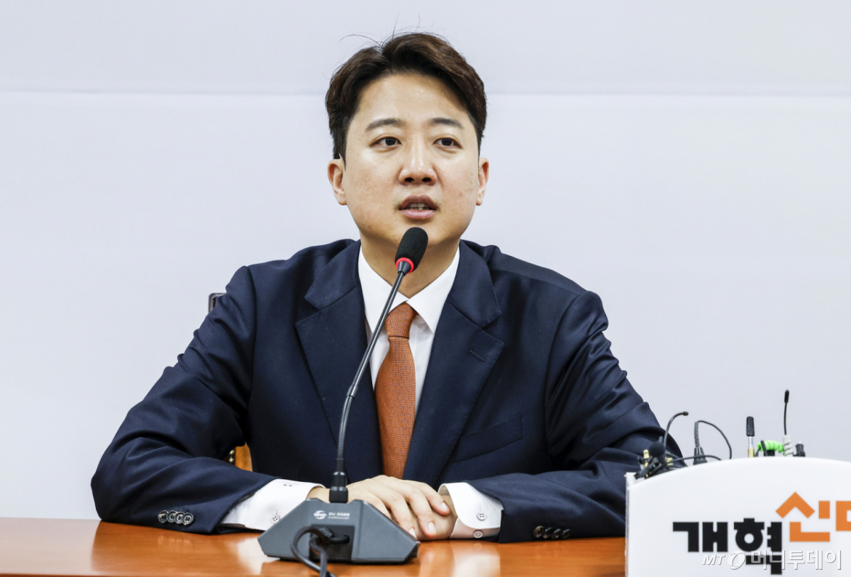 [서울=뉴시스] 정병혁 기자 = 이준석 개혁신당 대표가 15일 오전 서울 여의도 국회에서 정점식 국민의힘 원내대표와 만나 자리에 앉아 발언하고 있다. 2026.06.15. jhope@newsis.com /사진=정병혁