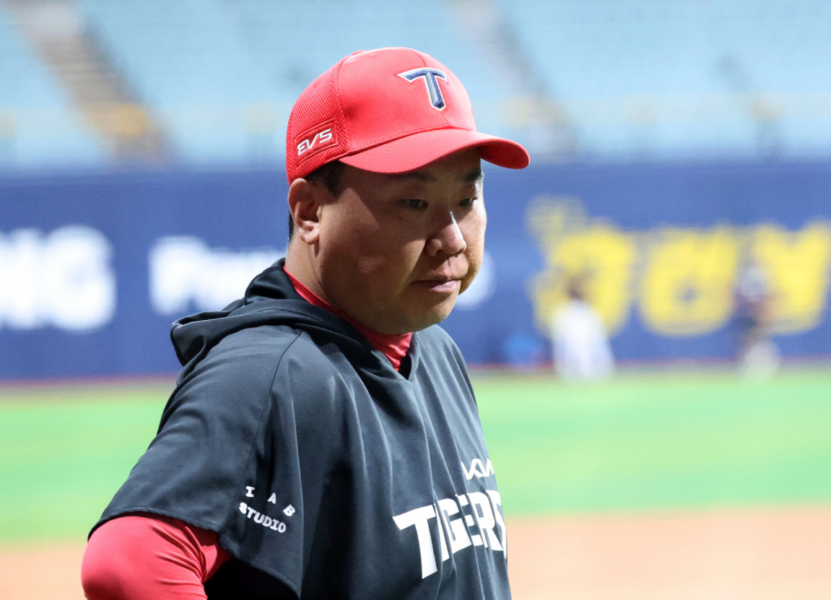 기아 이범호 감독이 지난달 27일 고척스카이돔에서 열리는 2026KBO리그 키움히어로즈와 기아타이거즈 경기를 앞두고 타격훈련을 하는 선수들을 지켜보고 있다. 2026.05.26. /사진=강영조 선임기자