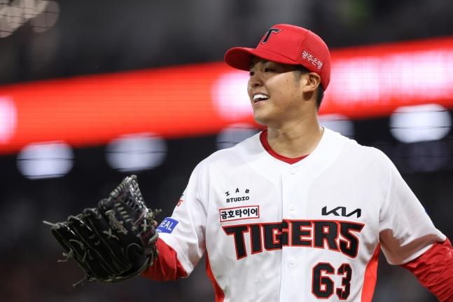 KIA 시라카와가 4일 광주 롯데전에서 역투 후 미소짓고 있다. /사진=KIA 타이거즈 제공