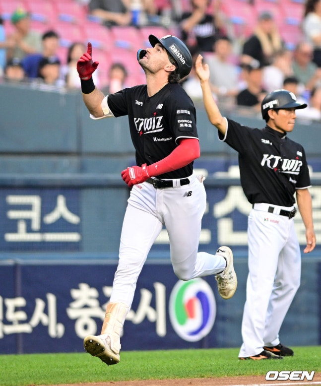 KT 힐리어드가 16일 두산전 3회초 투런 홈런을 날리고 홈인하고 있다. /사진=OSEN