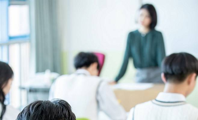  A씨는 이 사건 충격으로 현재 병가를 낸 상태다. 그는 "내가 없는 사이 교실에서 내 사진을 몰래 촬영했거나 무슨 짓을 더 했을지 모른다"며 "B군 휴대전화와 PC 등 디지털 기기에 대한 포렌식 수사를 수사기관에 요청했지만, 법원에 의해 기각됐다고 들었다"고 토로했다.  이어 "저뿐만 아니라 학생들도 교실에서 도서관으로 옮겨 수업을 받는 등 심각한 학습권 침해를 입었다. 언제든 성범죄자가 아무런 제한 없이 교실과 화장실을 드나들 수 있다는 사실이 공포스럽다"고 호소했다.사진은 기사 이해를 돕기 위한 자료 사진. /사진=게티이미지뱅크