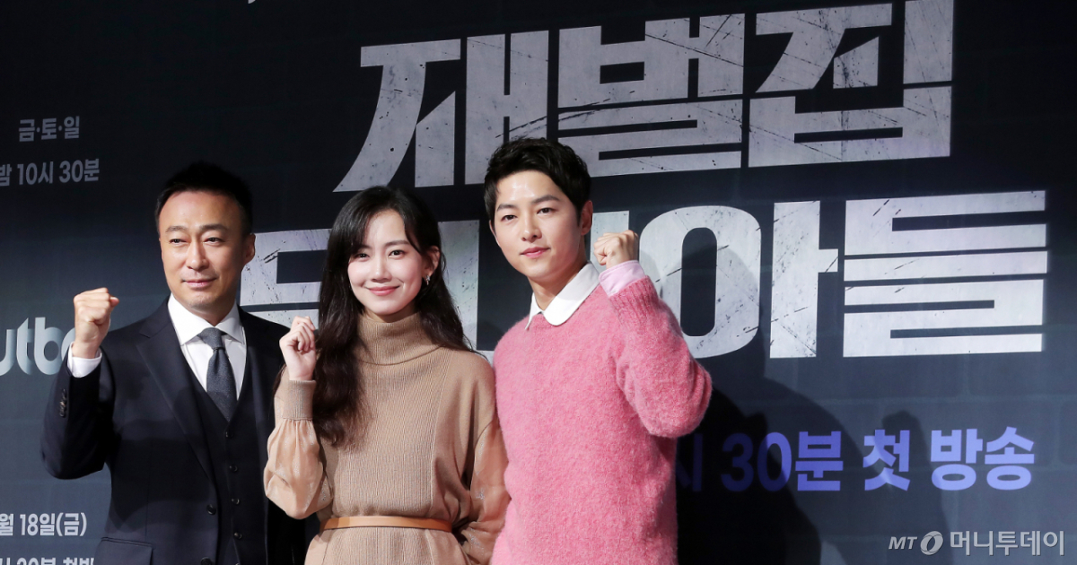 배우 이성민, 신현빈, 송중기가 2022년 서울 영등포구 여의도동 페어몬트 앰배서더 서울에서 열린 JTBC 금토일드라마 '재벌집 막내아들' 제작발표회에 참석해 포즈를 취하고 있다. '재벌집 막내아들'은 재벌 총수 일가의 오너리스크를 관리하는 비서 윤현우(송중기 분)가 재벌가의 막내아들 진도준(송중기 분)으로 회귀해 인생 2회차를 사는 판타지 회귀물이다. /사진=머니투데이 DB