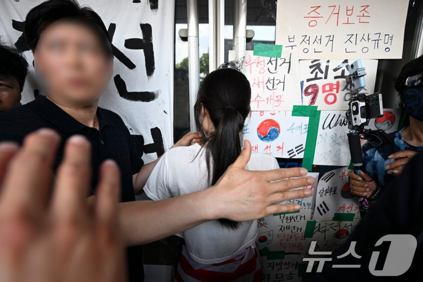 16일 서울 올림픽공원 핸드볼경기장에서 한 시위 참가자가 대한체육회 등 입주 단체 관계자들의 진입을 막아서고 있다. /사진=뉴스1