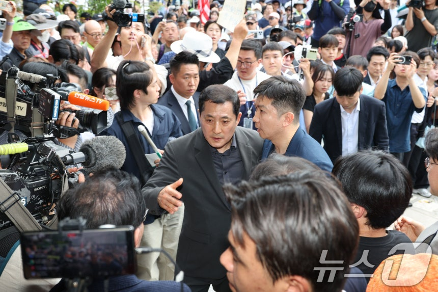 6·3 지방선거 투표용지 부족 사태로 시작한 서울 송파구 올림픽공원 핸드볼경기장 일대 ‘개표소 봉쇄 시위’가 이어지는 가운데 16일 유승민 대한체육회 회장이 핸드볼경기장 진입을 시도하다 한 집회 참가자에게 막혀있다. /사진=뉴스1