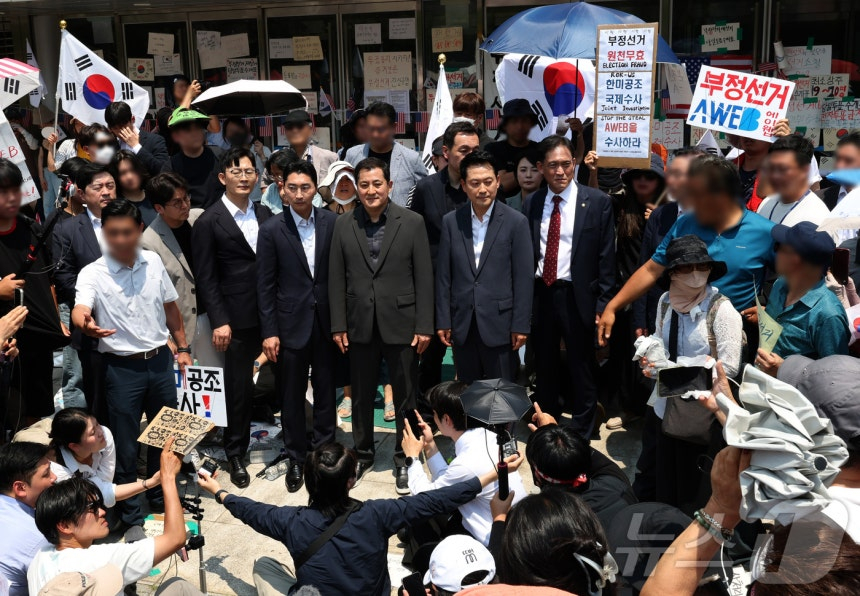 16일 6·3 지방선거 '투표용지 부족 사태'로 봉쇄 시위를 하고 있는 서울 송파구 올림픽공원 핸드볼경기장 앞에서 장동혁 국민의힘 대표와 김민수 최고위원 등이 경찰과 체육회 관계자들이 내부에서 필요한 물품 등을 가지고 올 수 있도록 협조하자는 의견을 내자 시위 참가자들이 찬반 의견을 내고 있다. /사진=뉴스1