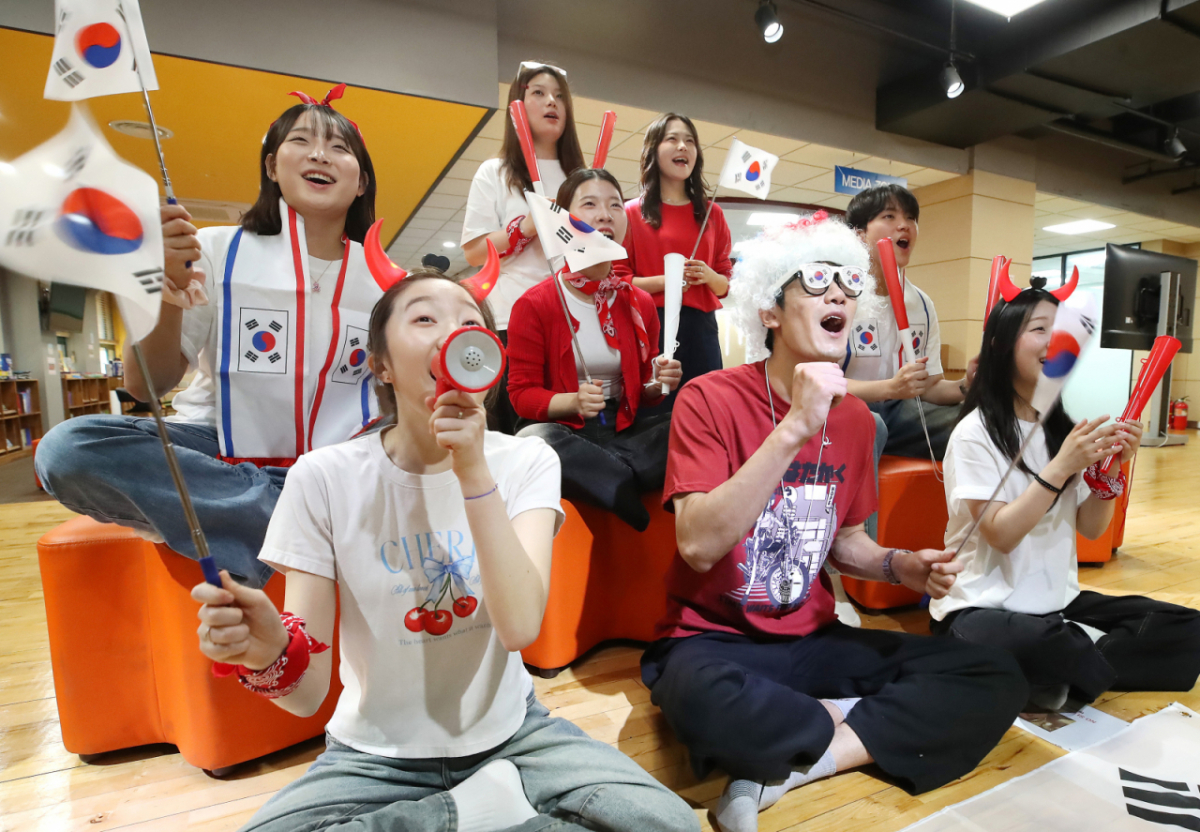 2026 국제축구연맹(FIFA) 북중미 월드컵이 한창인 가운데 평일 오전에 열리는 경기 중계를 일부 학교에서 수업 시간에 시청하도록 하는 것을 두고 찬반 의견이 엇갈리고 있다. 사진은 기사 내용과 무관한 참고 이미지로 지난 12일 대구 달서구 계명문화대 글로벌존에서 학생들이 응원전을 펼치는 모습. /사진=뉴스1