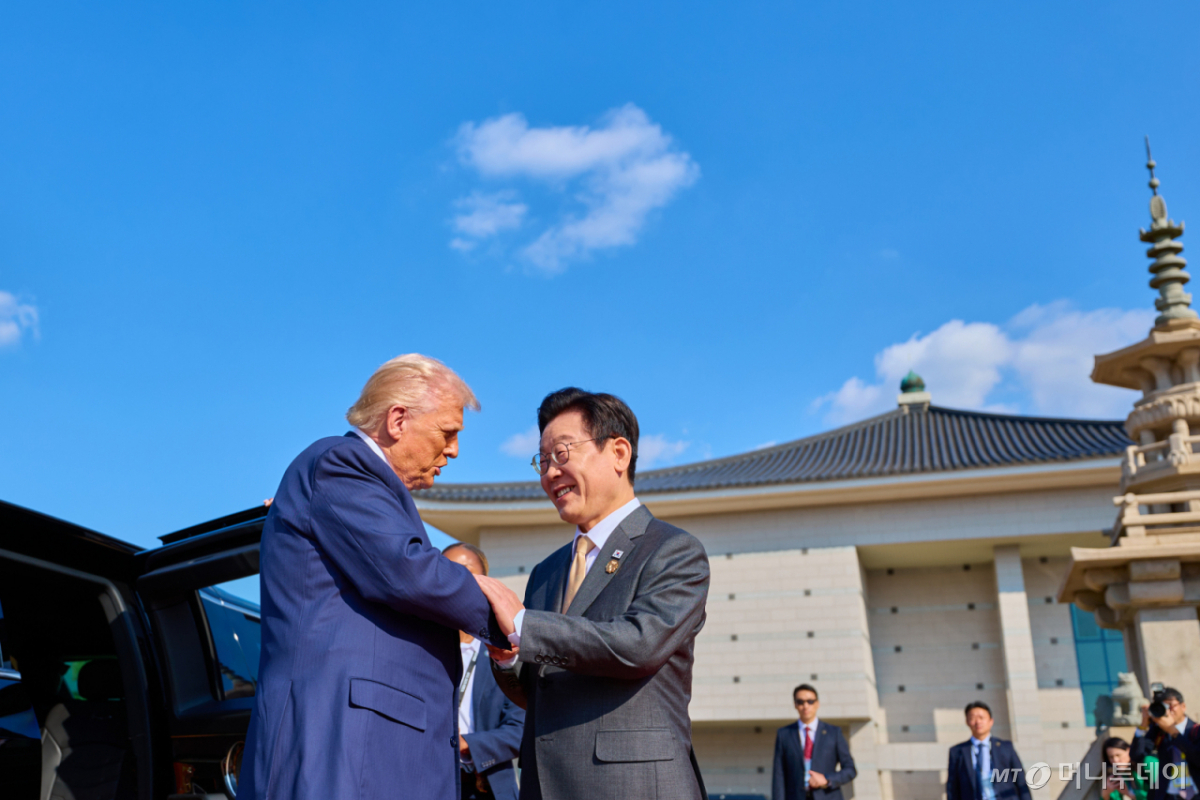 [경주=뉴시스] 고범준 기자 = 이재명 대통령이 29일 경북 경주박물관에 도착한 도널드 트럼프 미국 대통령을 만나 악수를 하고 있다. (사진=대통령실 제공) 2025.10.29. photo@newsis.com *재판매 및 DB 금지 /사진=