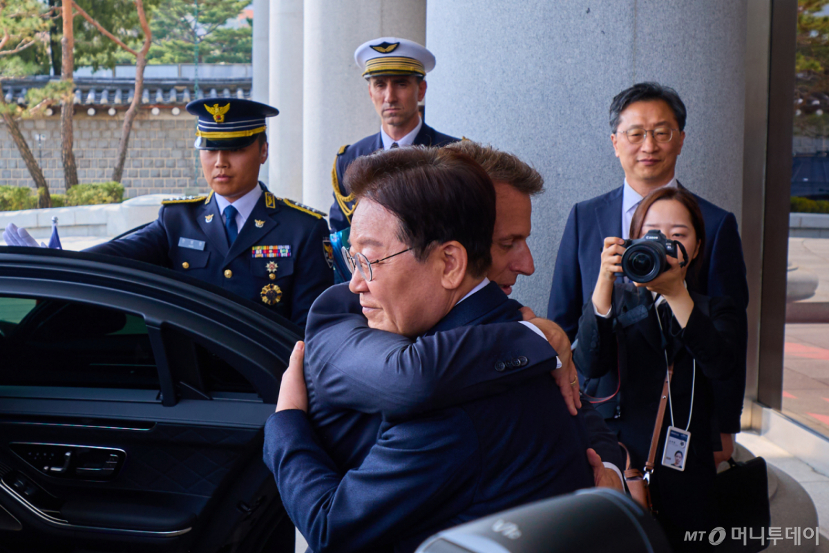 (서울=뉴스1) 허경 기자 = 이재명 대통령과 에마뉘엘 마크롱 프랑스 대통령이 3일 청와대 영빈관에서 국빈 오찬을 마친 뒤 포옹하고 있다. (청와대 제공. 재판매 및 DB 금지) 2026.4.3/뉴스1 Copyright © 뉴스1. All rights reserved. 무단 전재 및 재배포, AI학습 이용 금지. /사진=(서울=뉴스1) 허경 기자
