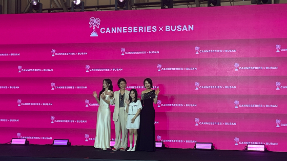 (사진 왼쪽부터)배우 배윤경, 감독 현해리, 배우 박가온, 배우 이상숙 등이 제20회 부산콘텐츠마켓 레드카펫에서 기념사진을 찍고 있다/사진제공=무암