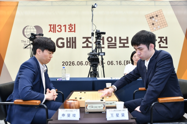 신민준 9단(왼쪽)이 16일 전북 전주시 한옥호텔 왕의지밀에서 열린 제31회 LG배 조선일보 기왕전 결승 3번기 최종국에서 왕싱하오 9단과 대국을 하고 있다. /사진=한국기원 제공