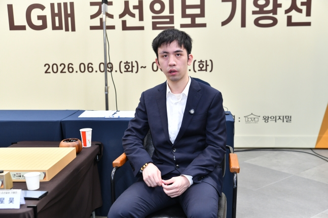 왕싱하오 9단이 16일 전북 전주시 한옥호텔 왕의지밀에서 열린 제31회 LG배 조선일보 기왕전 결승 3번기 최종국에서 승리해 우승을 차지한 뒤 인터뷰를 하고 있다. /사진=한국기원 제공