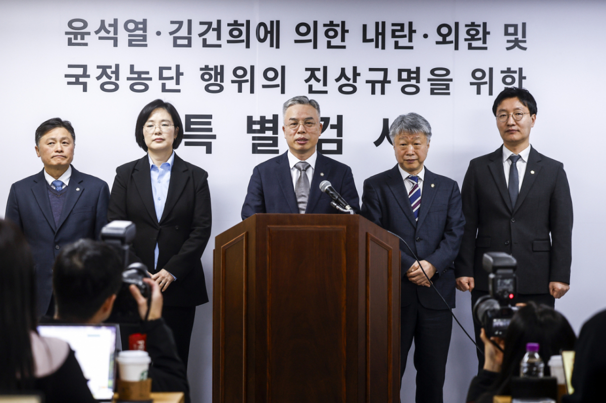 권창영(가운데) 2차 종합특검팀 특별검사 및 특별검사보 사진./사진=뉴시스