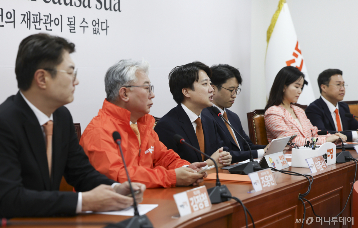 [서울=뉴시스] 김근수 기자 = 이준석 개혁신당 대표가 4일 서울 여의도 국회 개혁신당 대회의실에서 열린 최고위원회의에서 모두발언을 하고 있다. 2026.05.04. ks@newsis.com /사진=김근수