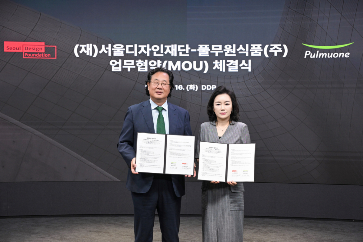이달 16일 서울디자인재단과 풀무원식품은 동대문디자인플라자(DDP)에서 지속 가능한 디자인·식생활 가치 창출 및 글로벌 홍보마케팅 협력을 위한 업무협약을 체결했다. 차강희 서울디자인재단 대표이사와 윤명랑 풀무원식품 글로벌마케팅 총괄본부장. /사진제공=서울시