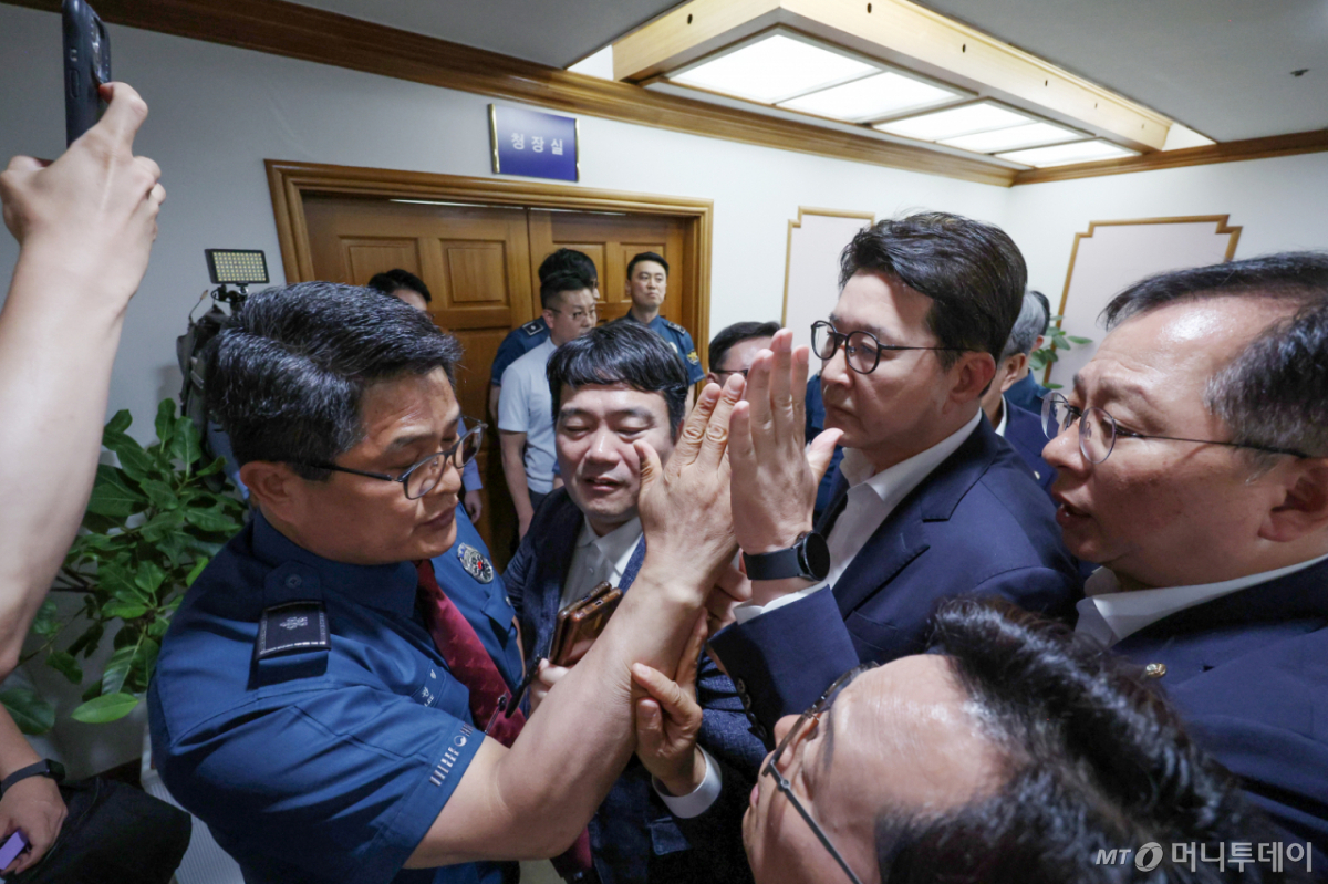 [서울=뉴시스] 김진아 기자 = 국민의힘 신동욱 의원을 비롯한 의원들이 16일 서울 종로구 서울경찰청에서 6·3 지방선거 '투표용지 부족 사태' 항의 시위 관련 발언에 대해 사과를 요구하며 박정보 서울경찰청장과 면담을 요구하던 중 항의하고 있다. 2026.06.16. bluesoda@newsis.com /사진=김진아