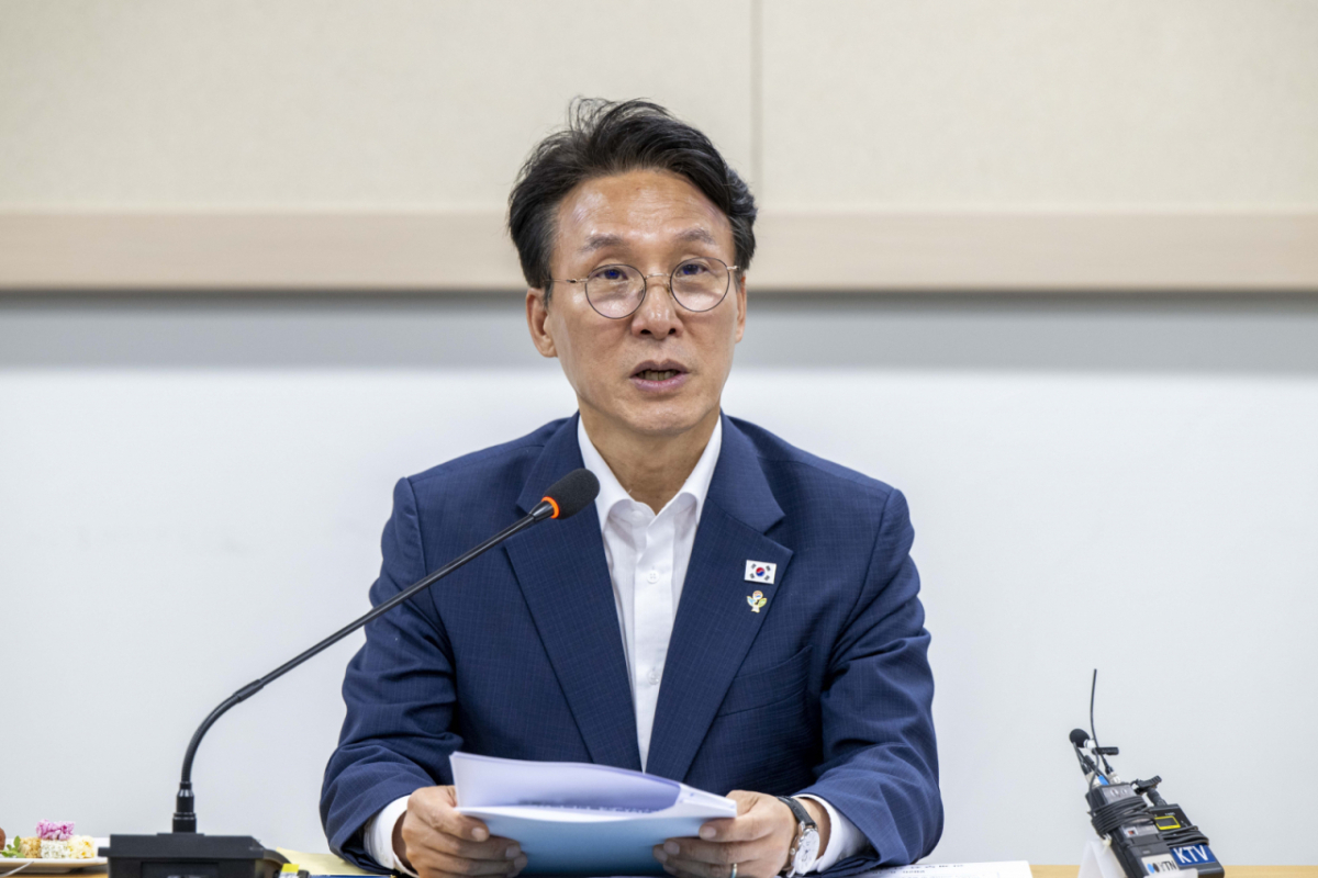 김민석 국무총리가 16일 오후 전남 나주시 빛가람 복합문화체육센터 내 전남광주대전환기획위원회 사무실에서 열린 전남광주통합특별시 출범준비 관계기관 간담회에서 인사말하고 있다./사진=뉴시스