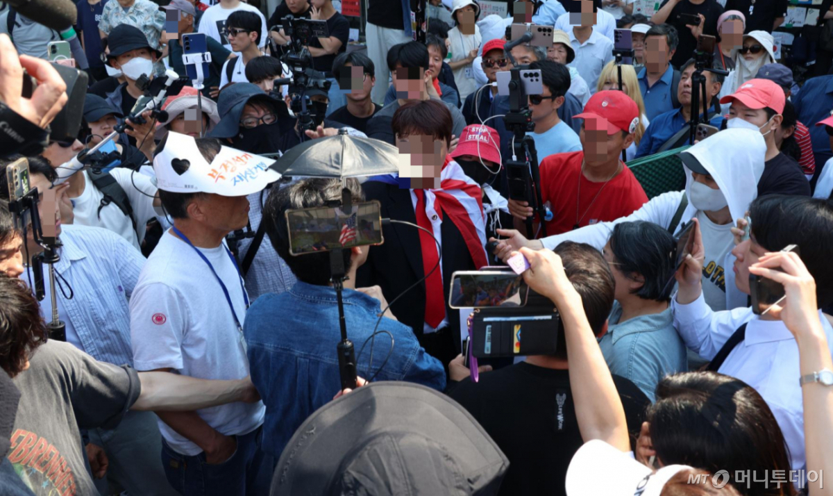 16일 오전 서울 올림픽공원 핸드볼경기장 앞 6·3 지방선거 투표용지 부족 사태를 규탄하는 시위 현장에서 일부 시민들이 시위대와 논의하기 위해 투입된 경찰을 촬영하고 있다. /사진=뉴시스
