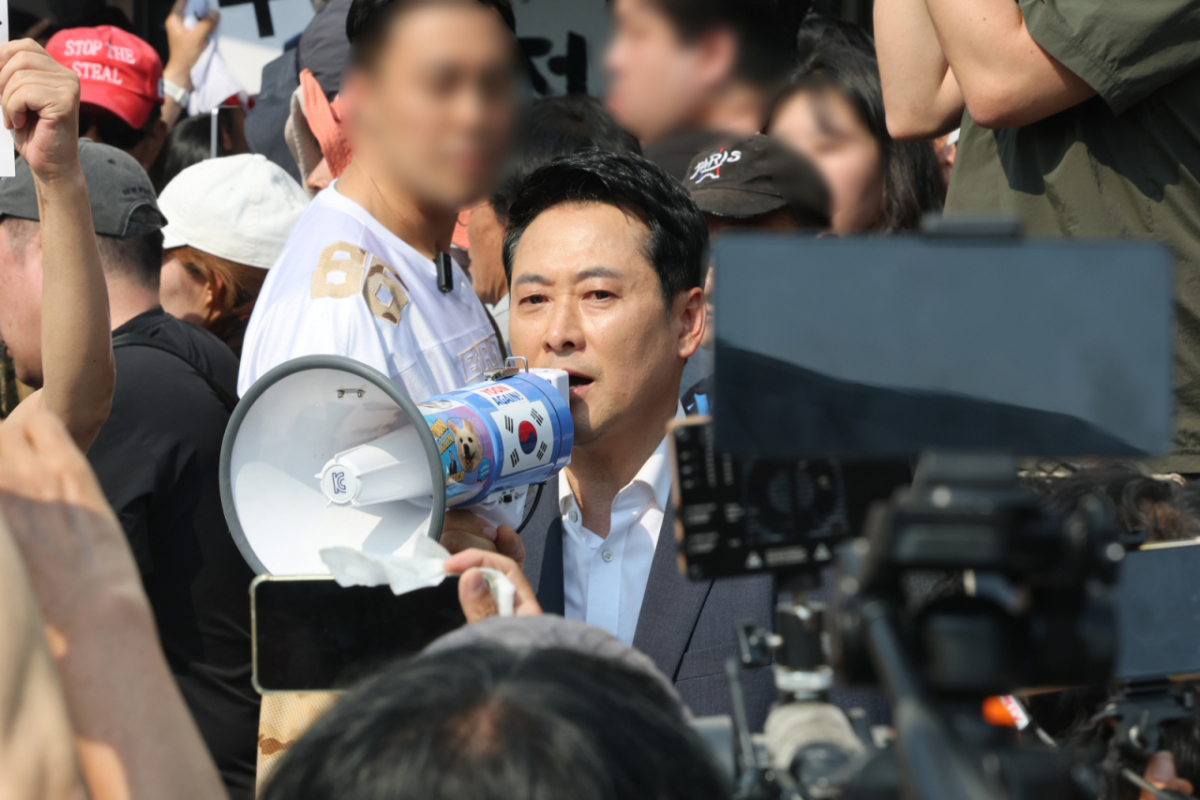 장동혁 국민의힘 대표가 16일 서울 송파구 올림픽공원 핸드볼경기장을 찾아 개표소 봉쇄를 주장하는 시민들에게 진입 결정을 알리고 있다. /사진=뉴스1