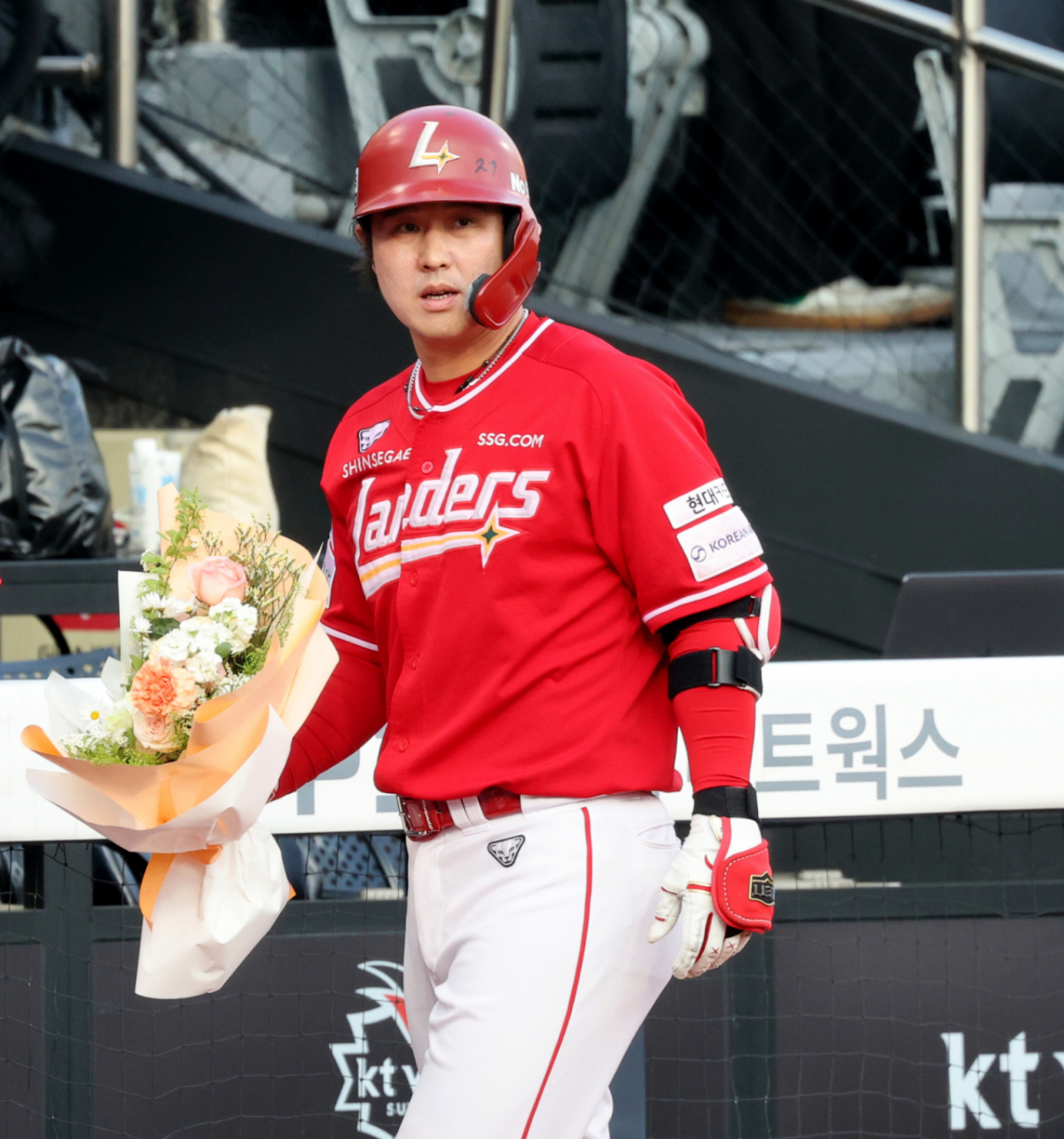 랜더스 3번타자 최정이 12일 위즈파크에서 2026KBO리그 KT위즈와 SSG랜더스 경기 1회초 2사에서 KT 외국인투수 사우어를 상대로 시즌 10호 홈런을 터트리며 21시즌 연속 두자릿수 홈런을 달성했다. . 2026.05.12. /사진=강영조 cameratalks@