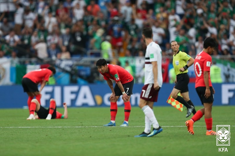 지난 2018 FIFA 러시아 월드컵 조별리그 2차전 멕시코전 패배 후 아쉬워하고 있는 손흥민 등 축구 대표팀 선수들. /사진=대한축구협회 제공