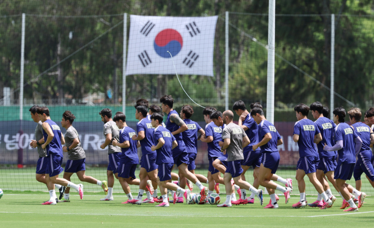 대한민국 축구 국가대표팀이 2026 북중미월드컵 A조 2차 예선을 앞두고 15일 멕시코 과달라하라 치바스 베르데 바예에서 훈련을 진행했다.  손흥민을 비롯한 선수들이 러닝 훈련을 하고 있다. /사진=김진경 대기자