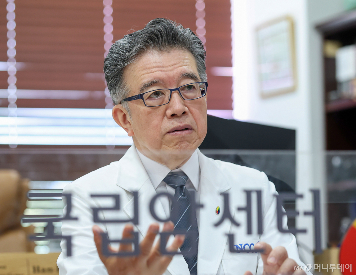 양한광 국립암센터 원장은 이 센터가 주도해 만든 '암 치료 표준 가이드라인'을 통해 지방에 있는 암 환자도 서울과 똑같이 최신의 암 표준치료를 받게 될 것이라고 자신했다. /사진=김창현 기자 chmt@