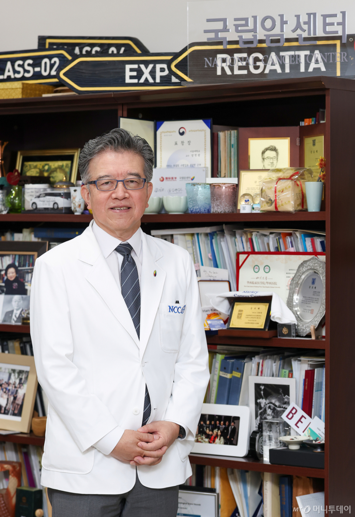 양한광 국립암센터 원장이 각 연구 이름이 적힌 팻말 앞에 서 있다. /사진=김창현 기자 chmt@